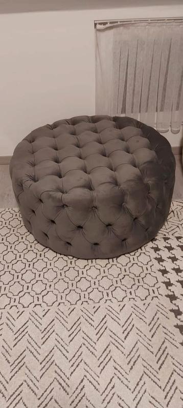 Grijze interieur poef of te gebruiken als salontafel beschikbaar voor biedingen
