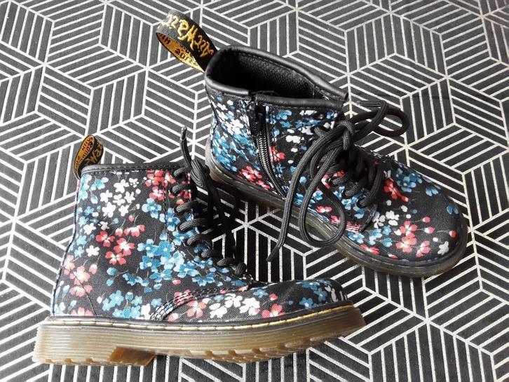 Nieuwe Dr. Martens veterlaarsjes met bloemen, maat 28, kids, Enfants & Bébés, Vêtements enfant | Chaussures & Chaussettes, Neuf