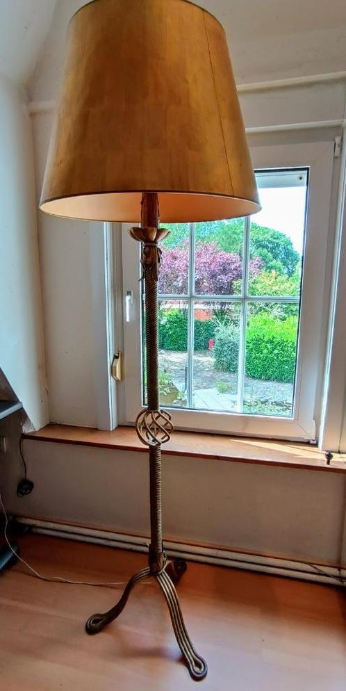 Unieke handgemaakte smeedijzeren vloerlamp uit periode 1940, Huis en Inrichting, Lampen | Vloerlampen, 150 tot 200 cm, Glas, Metaal