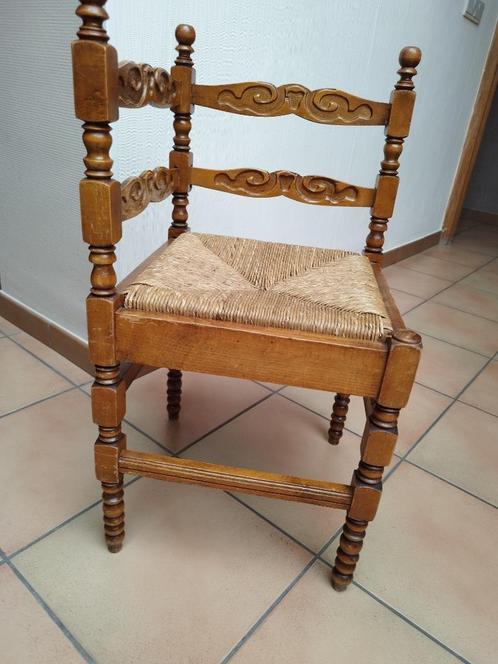 Antieke stoel bij de open haard, gebeeldhouwd,, Huis en Inrichting, Stoelen, Gebruikt, Eén, Hout, Overige kleuren, Ophalen
