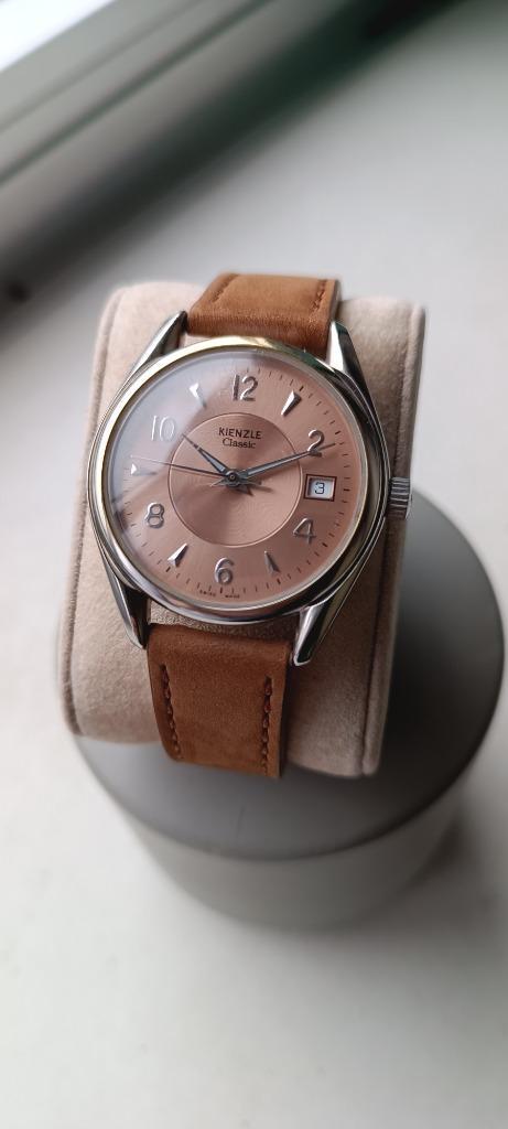 Kienzle klassieke zalmkleurige wijzerplaat, in Zwitserland g, Handtassen en Accessoires, Sporthorloges, Nieuw, Ophalen of Verzenden