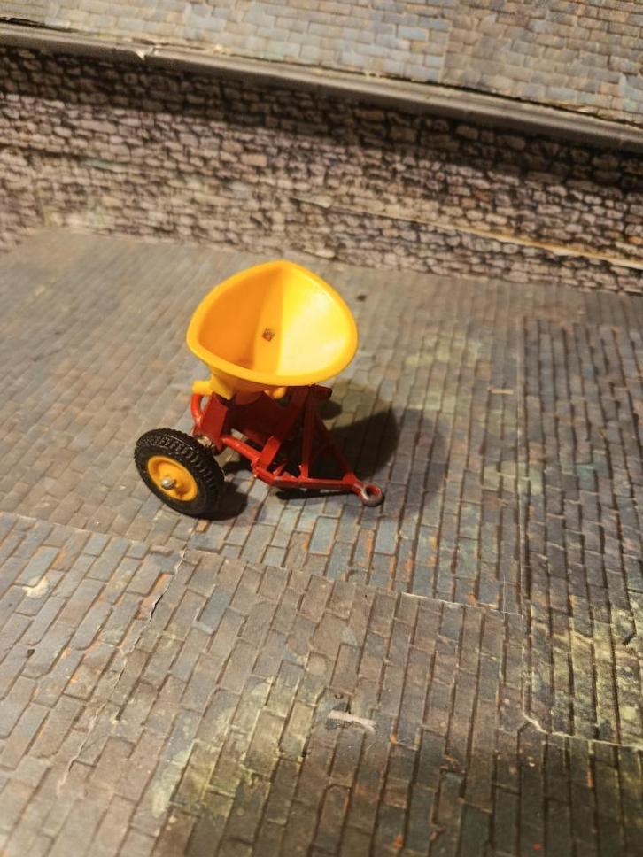 Vicon Rode en gele kunstmeststrooier van Britains, Hobby en Vrije tijd, Modelauto's | 1:32, Gebruikt, Tractor of Landbouw, Britains