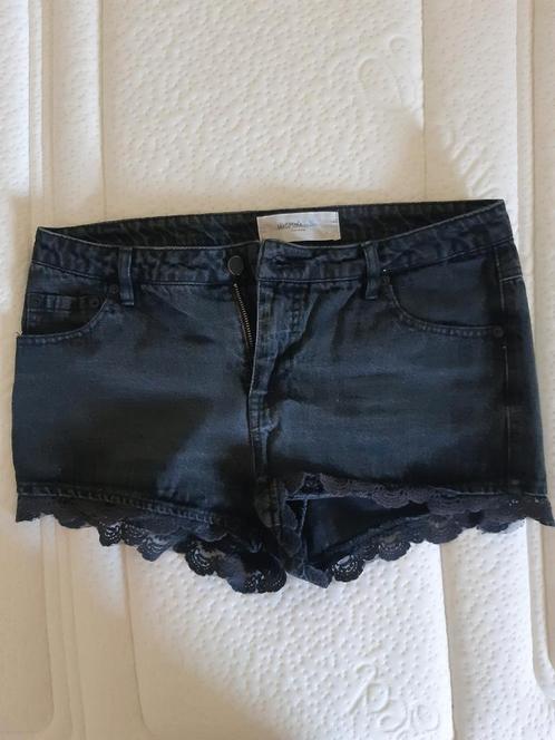 Short Vero Moda Maat Medium., Kleding | Dames, Spijkerbroeken en Jeans, Zo goed als nieuw, W30 - W32 (confectie 38/40), Zwart