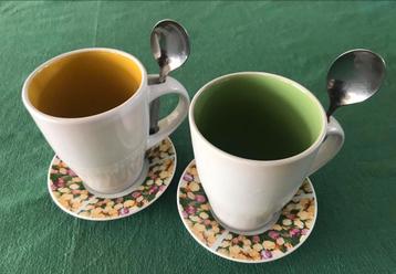 Twee bij elkaar horende mokken beschikbaar voor biedingen