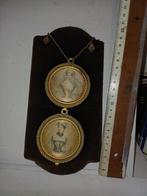 oud satijnen portretmedaillon op fluwelen display, Antiek en Kunst, Ophalen of Verzenden