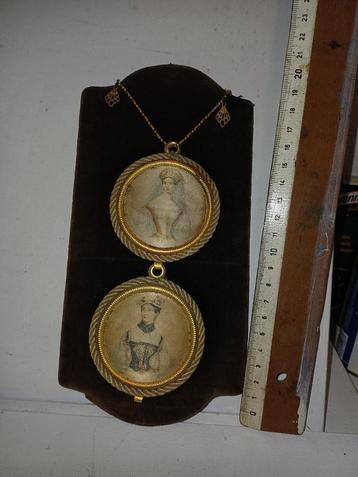 ancien medaillon portrait  en satin sur présentoir  velour, Enlèvement ou Envoi