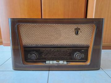 Oude houten radio met lampen (merk Braun, type s 166)