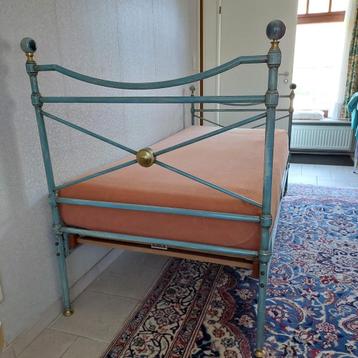 Mooi vintage bed beschikbaar voor biedingen