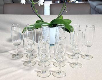 12 klassieke champagneglazen / champagne coupes / 18 x 4 cm beschikbaar voor biedingen