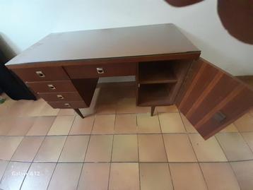 Klein houten bureau