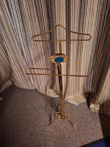 Kamerknecht beschikbaar voor biedingen