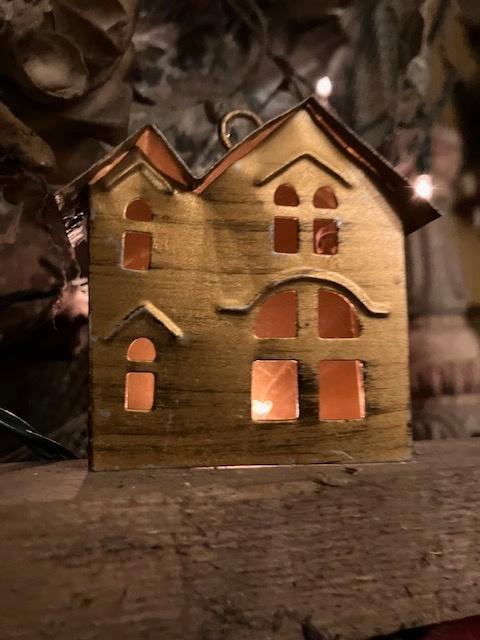 KERST 8 GOUDKLEURIGE METALEN HUISJES, Diversen, Kerst, Zo goed als nieuw, Ophalen of Verzenden