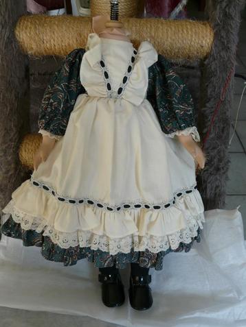 Vintage: te restaureren porseleinen meisjespop op standaard beschikbaar voor biedingen