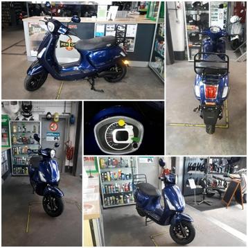 GTS E- bravo electrisch donker blauw nieuwe scooter