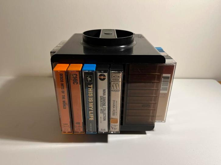 Cassettecarrousel met 20 bandjes, Cd's en Dvd's, Cassettebandjes, Gebruikt, Voorbespeeld, Overige genres, 2 t/m 25 bandjes, Met bewaardoos, rek of koffer