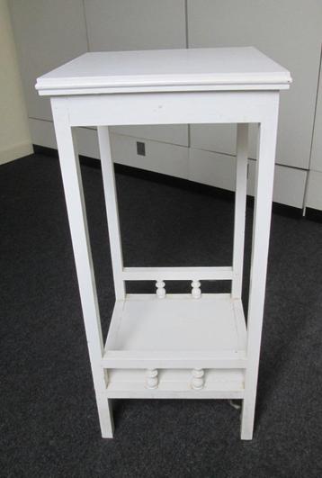 Wit bijzettafeltje Antiek beschikbaar voor biedingen