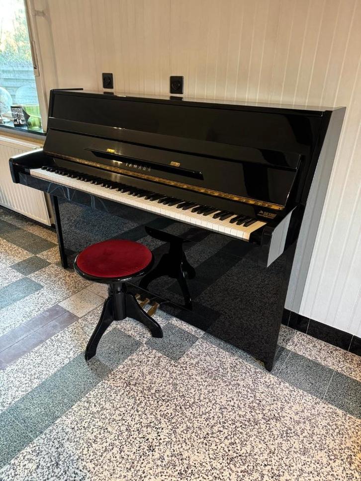 Yamaha E110N rechtopstaande piano, Muziek en Instrumenten, Piano's, Zo goed als nieuw, Piano, Zwart, Hoogglans, Ophalen
