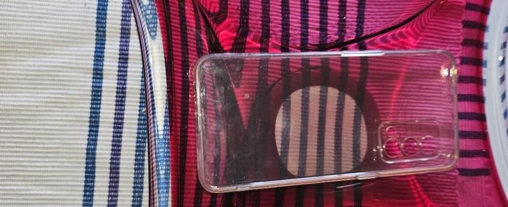 GRATIS,SCREENPROTECTOR EN HOESJE TRANSPARANT 6,4 INCH SCHERM, Telecommunicatie, Mobiele telefoons | Hoesjes en Screenprotectors | Overige merken