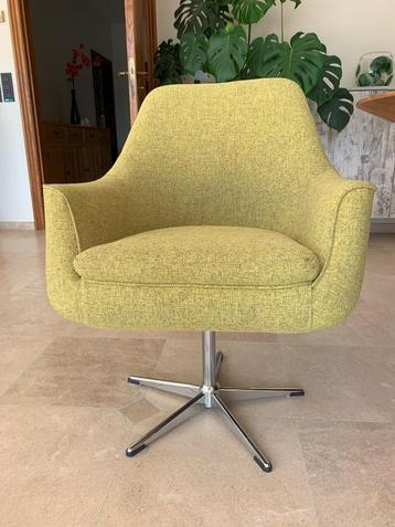 2 lichtgroene, draaibare Mobitec stoelen beschikbaar voor biedingen