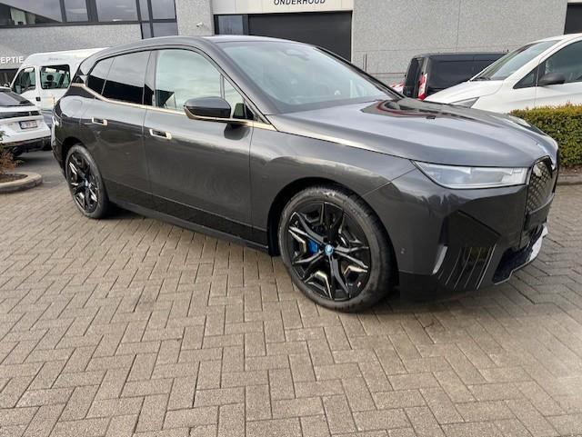BWW IX 50Xdrive  523pk Head Up/Led/Airsusp/ 14.000km!, Auto's, BMW, Bedrijf, Te koop, iX, 4x4, ABS, Achteruitrijcamera, Adaptieve lichten
