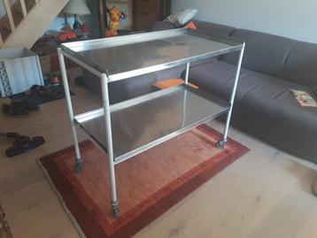 Leuk metalen rijdend tafeltje beschikbaar voor biedingen