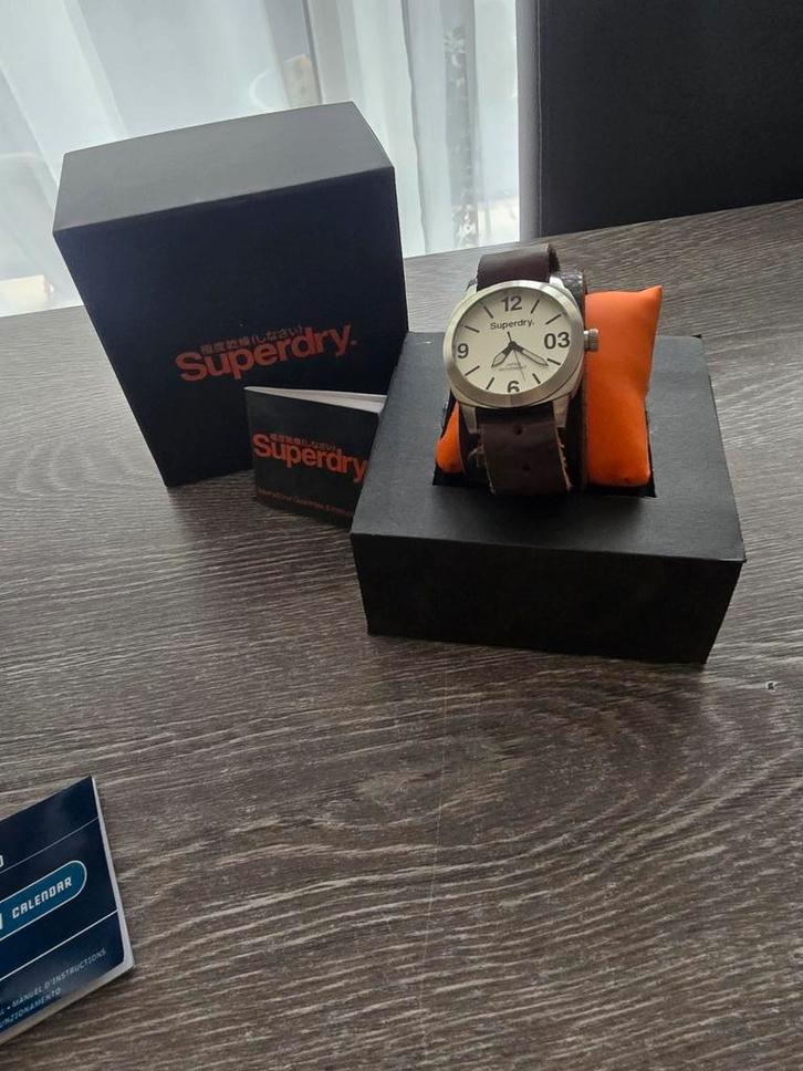 Montre Superdry Homme - Cuir Marron /Cadran Blanc, Handtassen en Accessoires, Horloges | Heren, Leer, Ophalen