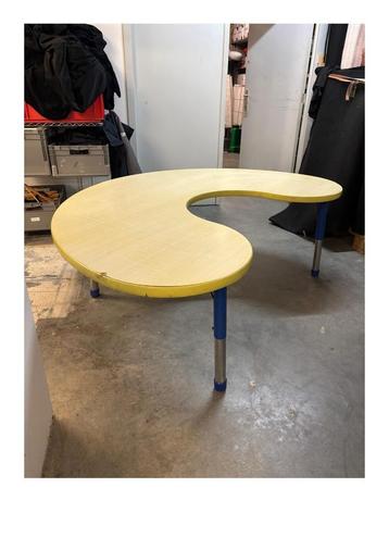 In hoogte verstelbare, klas- of groepstafel / Game tafel beschikbaar voor biedingen