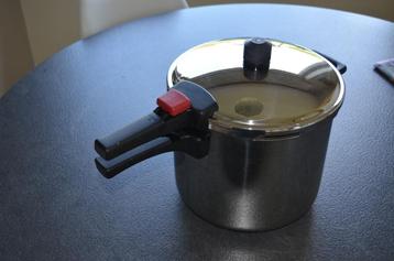 Snelkookpan Demeyere 8,5 liter , in nieuwstaat. beschikbaar voor biedingen