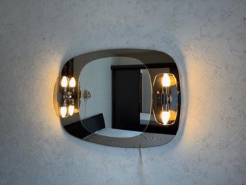 Wandspiegel met verlichting beschikbaar voor biedingen