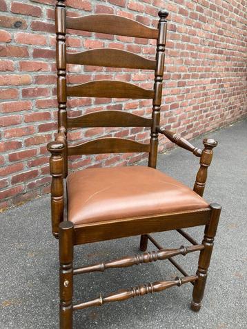 2 oude houten stoelen , zeer mooie staat  beschikbaar voor biedingen