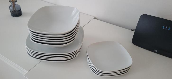 Bordenset, wit, Huis en Inrichting, Keuken | Servies, Gebruikt, Bord(en), Overige stijlen, Keramiek, Ophalen