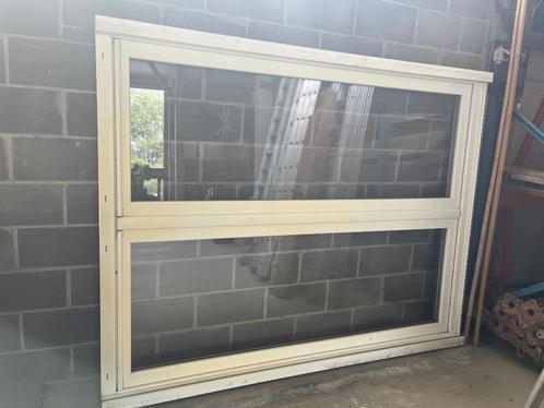 Raam in isolerend glas in wit  pvc, Doe-het-zelf en Bouw, Glas en Ramen, Ophalen