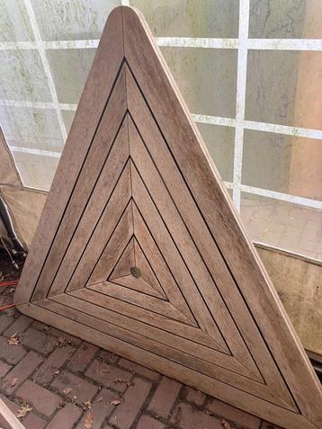 Driehoekige teakhouten tafel, zeldzaam. beschikbaar voor biedingen
