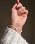 Bracelet trèfle porte-bonheur en doré et nacre, Ophalen of Verzenden, Zo goed als nieuw