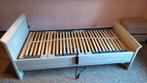 lit simple avec sommier à lattes électriques et table chevet, 90 cm, 210 cm, Enlèvement, Bois