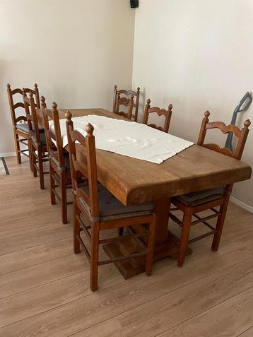 Oude zware Tafel te koop beschikbaar voor biedingen