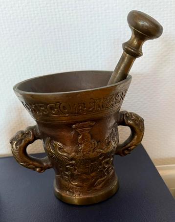 Bronzen vijzel en stamper uit 1677 beschikbaar voor biedingen