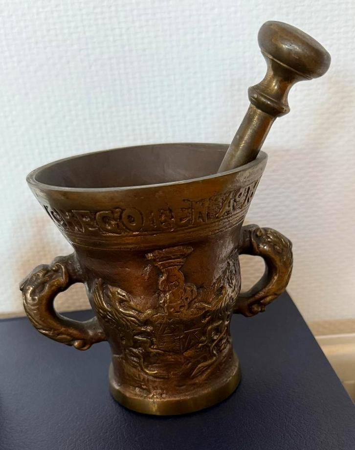 Bronzen vijzel en stamper uit 1677, Antiek en Kunst, Antiek | Brons en Koper, Brons, Ophalen