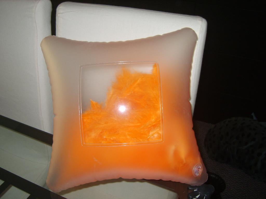 opblaasbaar kussen met pluimen in ,jaren 80 aangekocht, Ophalen, Zo goed als nieuw