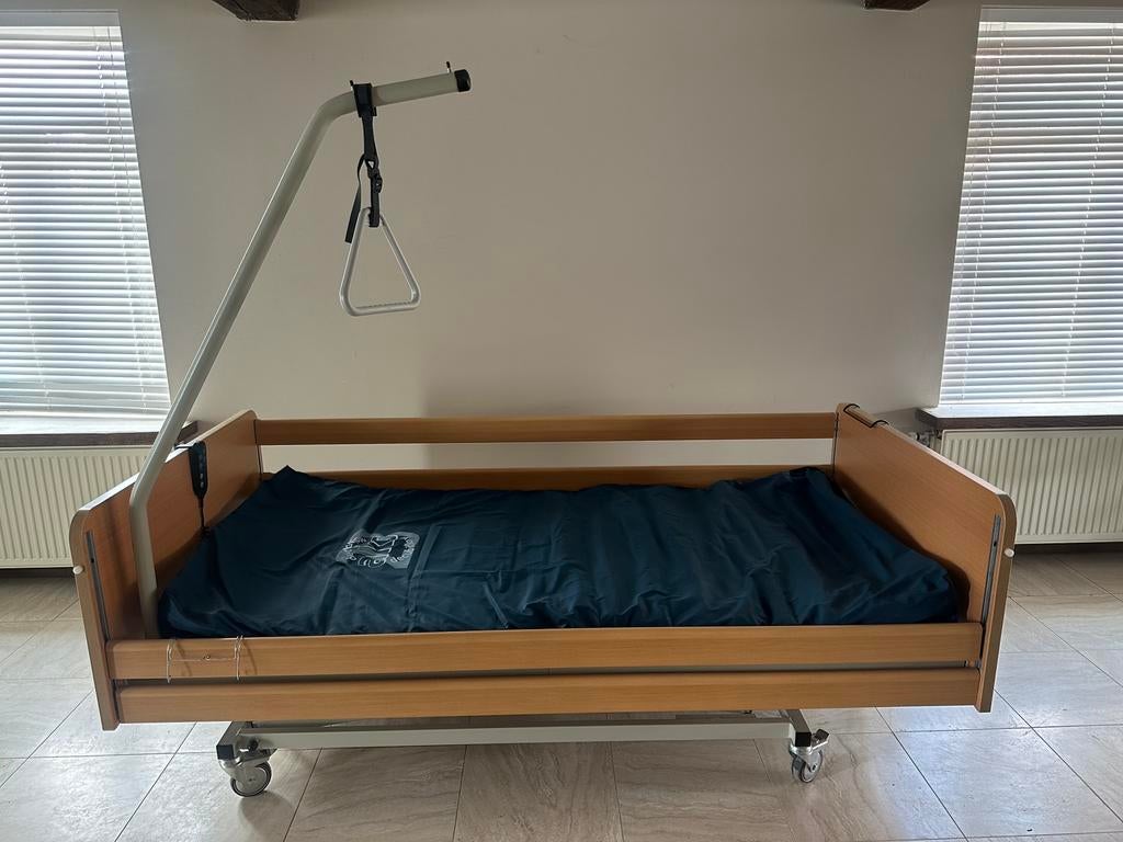 Lit d'hôpital AKS S4 + matelas alterné, Divers, Matériel Infirmier, Comme neuf, Enlèvement ou Envoi