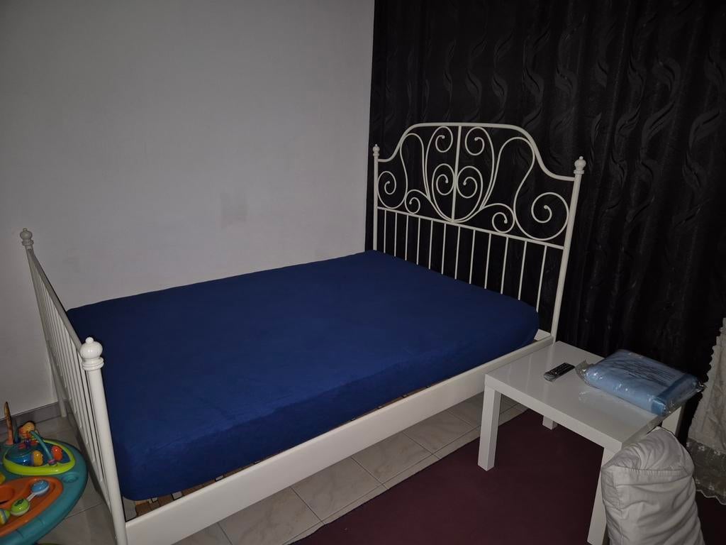 Lit avec sommiers à lattes et matelas, Enlèvement, Comme neuf, Deux personnes, Blanc