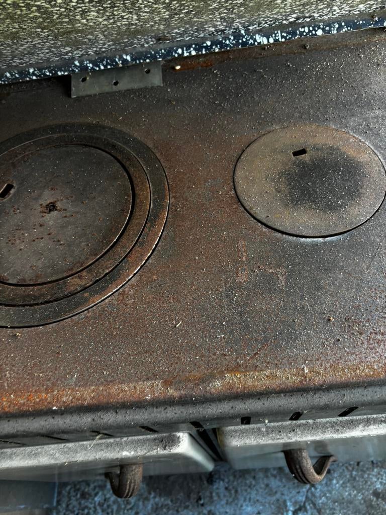 Deux gazinieres au feu de bois, Enlèvement, Utilisé