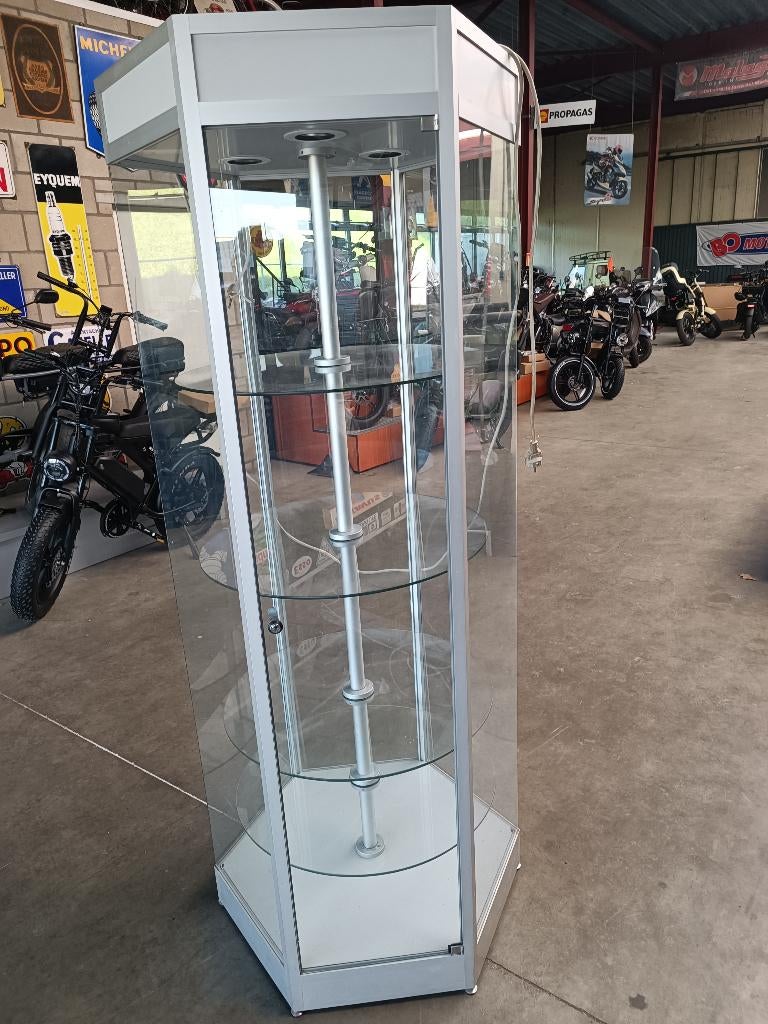 Glazen vitrinekast met elektrische draai platform, Ophalen, Zo goed als nieuw, Glas, 150 tot 200 cm
