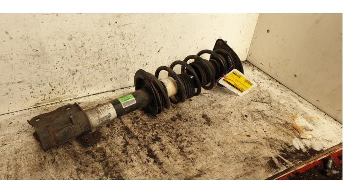 Schokdemperpoot links-voor van een Mitsubishi Colt, Gebruikt, -, -, Ophalen of Verzenden