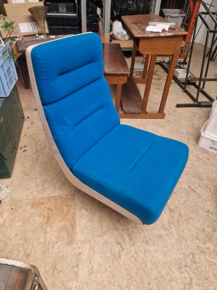 Design stoel in de KLM kleuren, polyester kuip prijs per 2, Antiek en Kunst, Antiek | Meubels | Stoelen en Sofa's, Ophalen