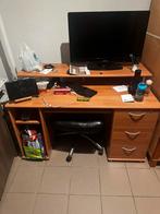 Een comfortabele tafel met een plank, in goede staat., Huis en Inrichting, Bureaus, Ophalen, Zo goed als nieuw