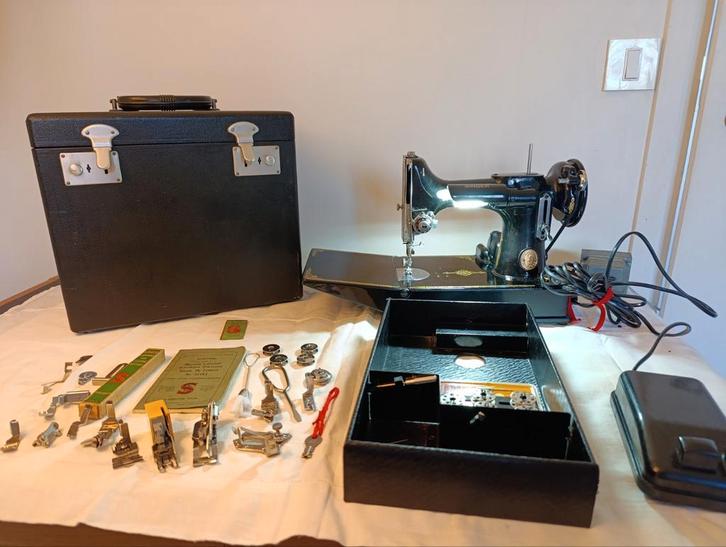 Singer featherweight poids plume 221, Hobby & Loisirs créatifs, Machines à coudre & Accessoires, Machine à coudre, Singer, Enlèvement