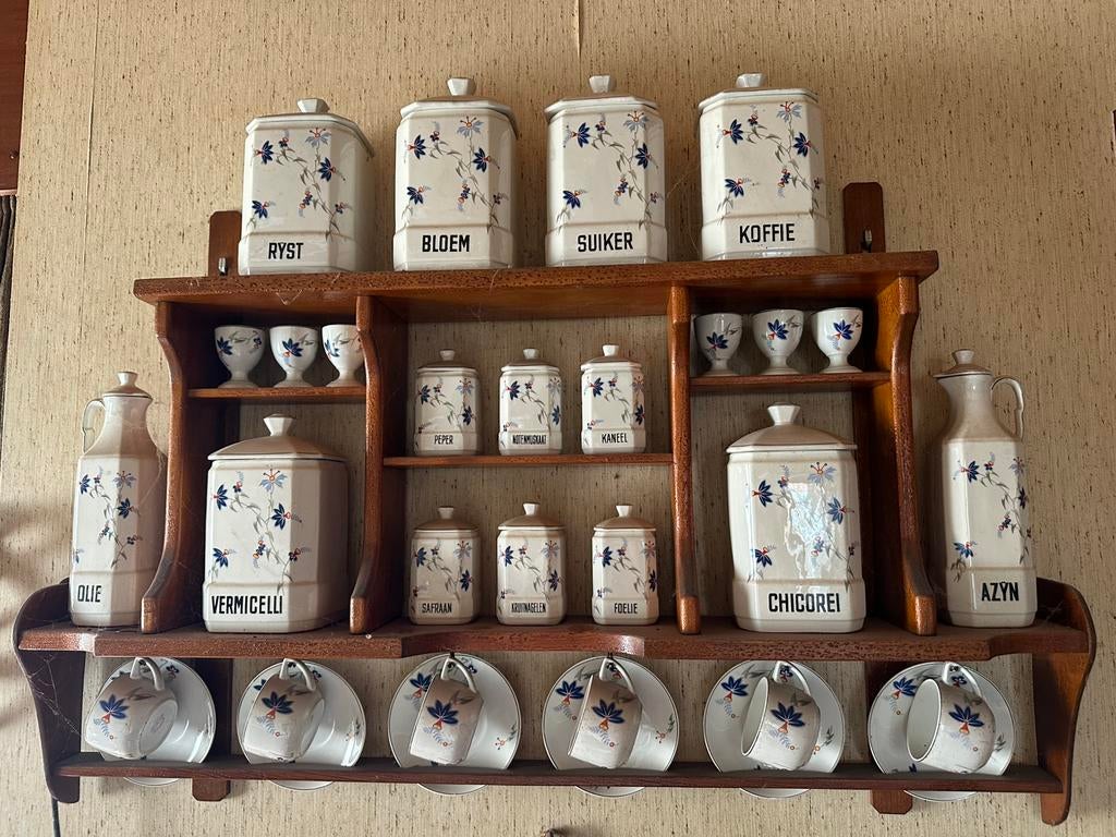 Etagere met poseleinen potten en kopjes, Ophalen