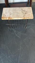 Vintage Bijzettafel met Krantenrek – Marmerlook & Smeedijzer, Huis en Inrichting, Ophalen, Gebruikt