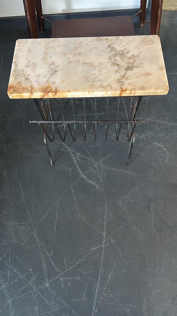 Vintage Bijzettafel met Krantenrek – Marmerlook & Smeedijzer, Huis en Inrichting, Woonaccessoires | Krantenbakken en Lectuurbakken